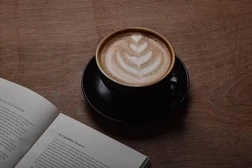 Eine Tasse Kaffee fĂŒr die Autorin